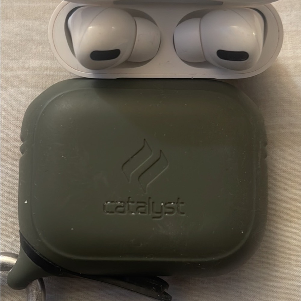 Like new headset works excellent AirPods Pro